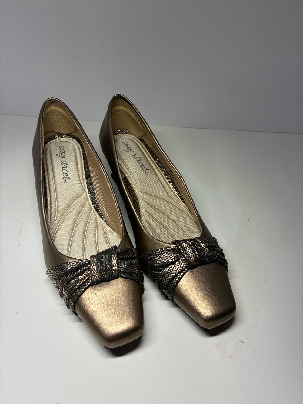 easy street Bronze Metallic pumps size 7.5